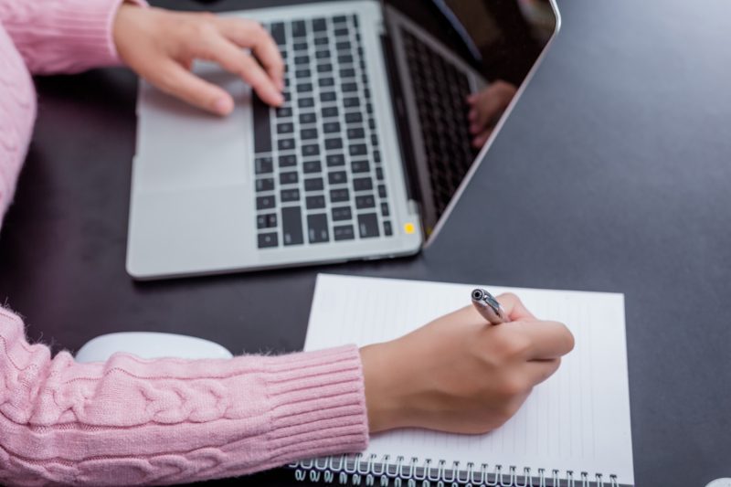 Nuotrauka, vaizduojanti SEO straipsnių rašymo ir optimizavimo procesą.