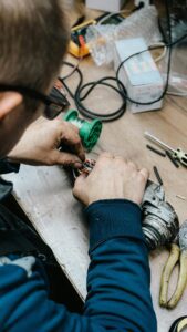 Įrankių remontas ir priežiūra dirbtuvėse