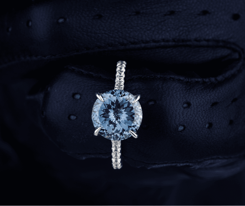 Sužadėtuvių žiedai su deimantais ir įvairių spalvų brangakmeniais, simbolizuojantys meilę ir energiją