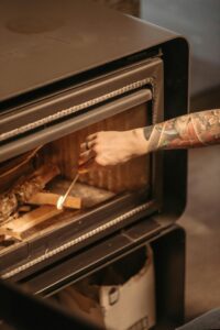 Moderni krosnelė šildanti jaukų namų interjerą