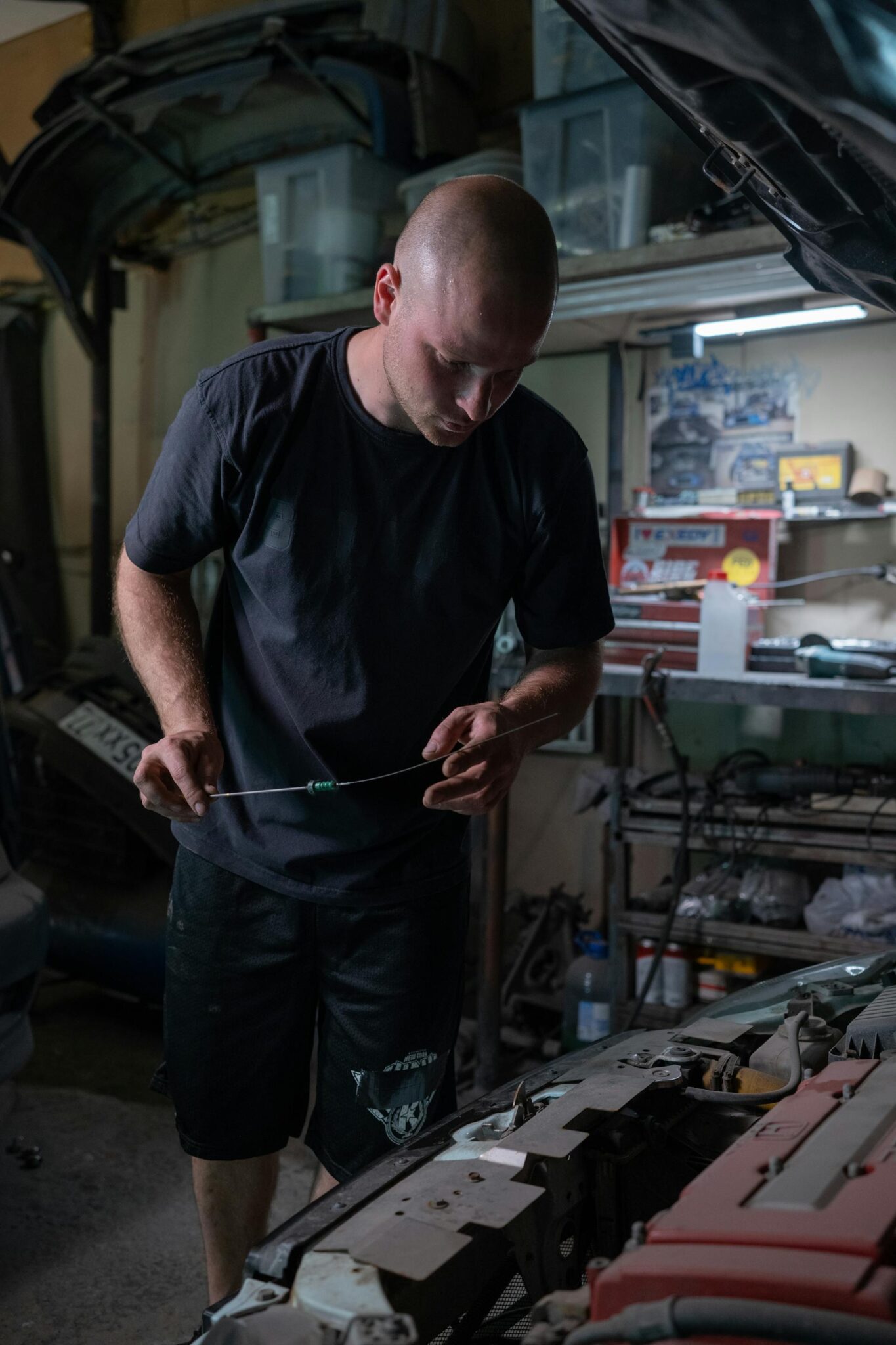 Automobilių mechanikas atlieka važiuoklės patikrą moderniame autoservise.